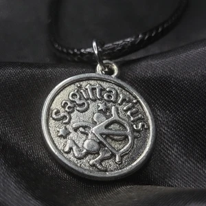 Sagittarius Halsband! ♐  - Egengjort halsband med stjärntecknet skytten/sagittarius berlock! Framsidan visar skytten tillsammans med stjärntecknets namn på engelska, medan baksidan visar tecknet samt en egenskap associerat med personer födda i tecknet. 45cm långt men justerbart. 