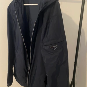 Prada windbreaker - Väldigt bra skick, säljer pga att den är för lite på mig. Storlek XXL sitter som en XL/L. Jag är 194cm lång.