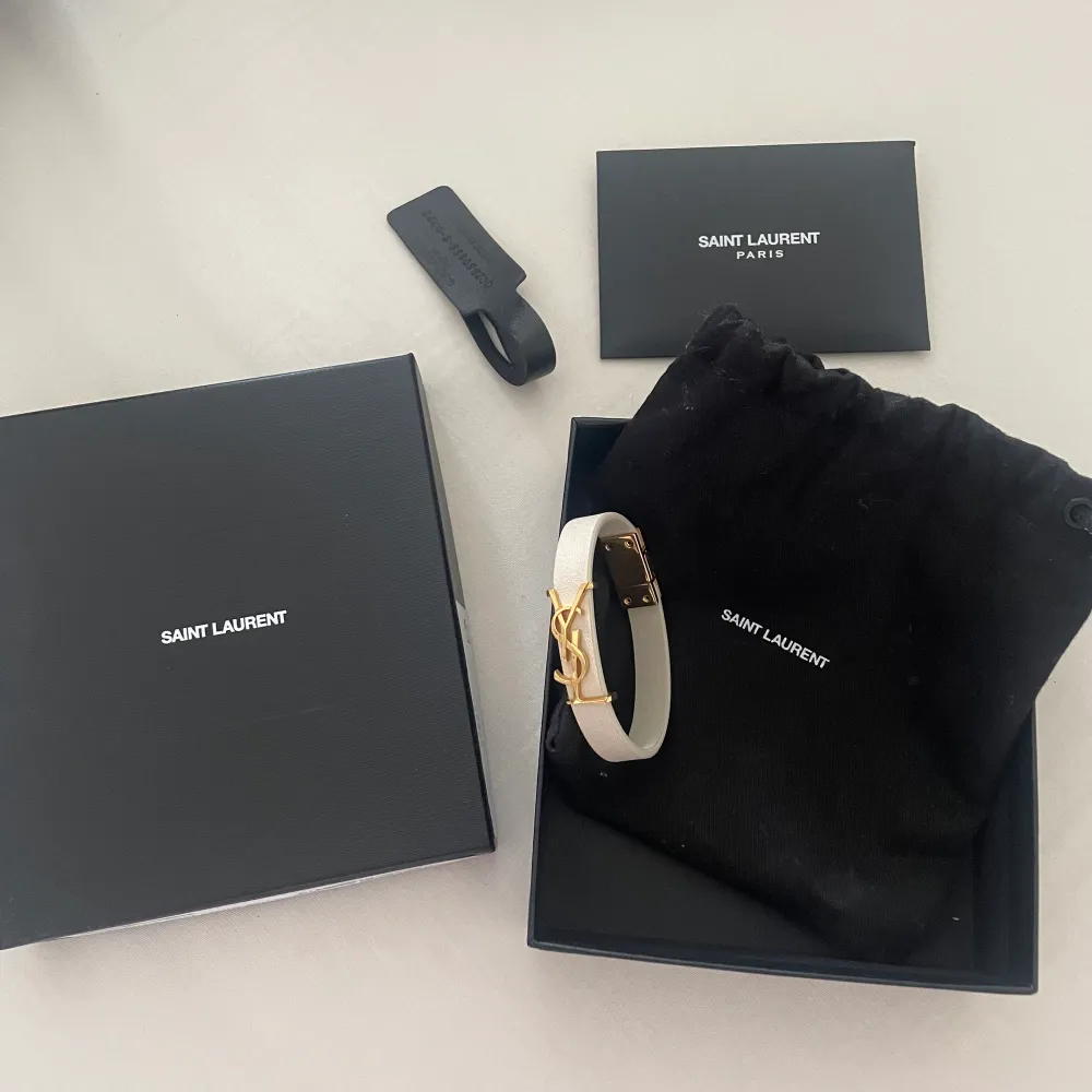 Säljer mitt super fina ysl armband! Användt fåtal gånger. Nypris ca 2300kr och säljer för 1700kr. Accessoarer.