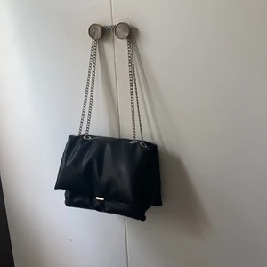 väska  - En rymlig och snygg väska i väldigt bra skick! Endast använd ett fåtal gånger. Köpt på h&m. 