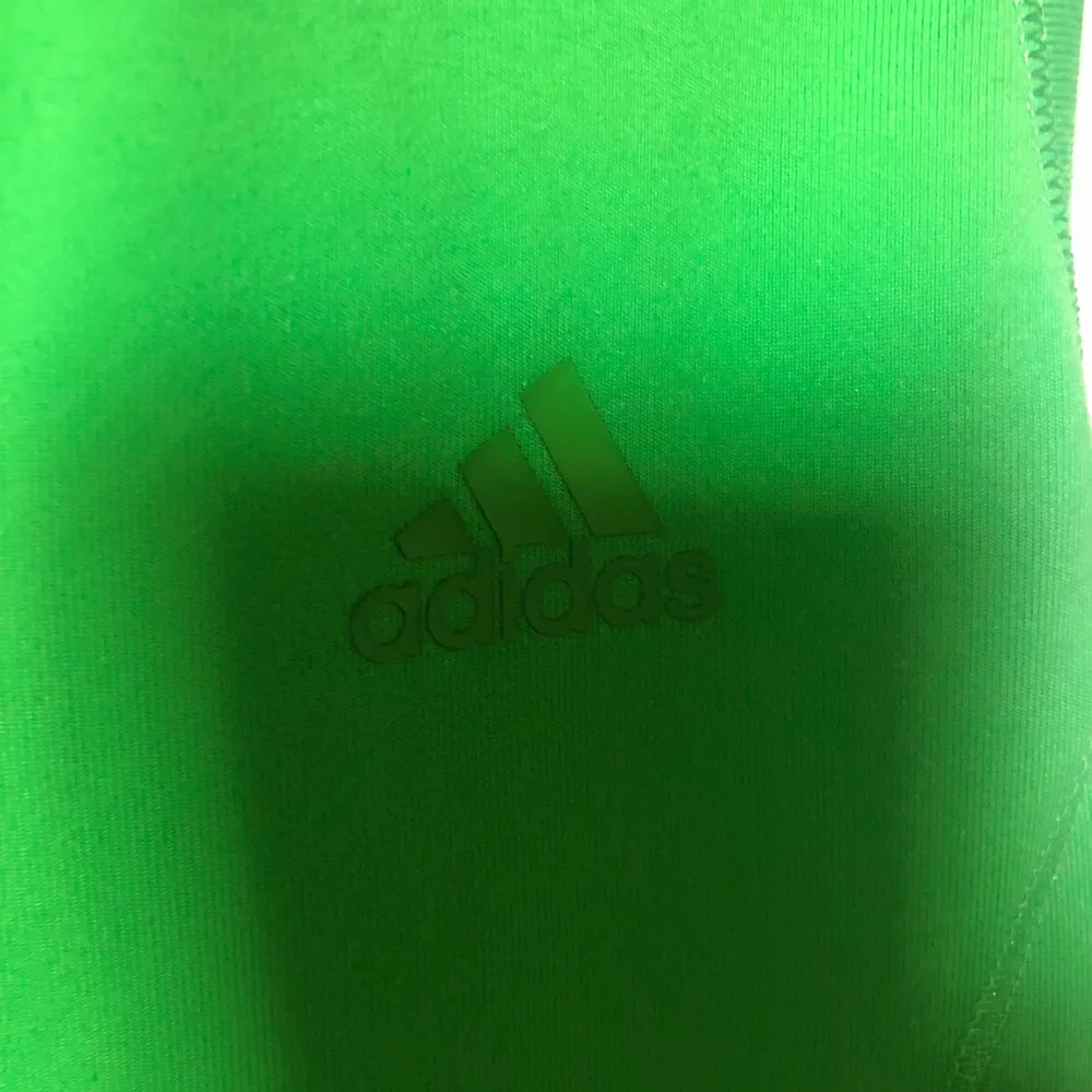 Fint näst intill oanvänt grönt Adidas linne. I ett skönt material och i en fin färg. Inga tecken på användning❤️. Toppar.