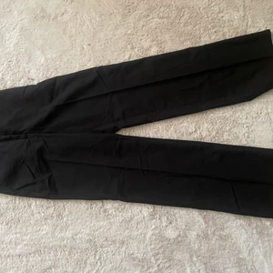 Kostymbyxor  - Kostymbyxor från bikbok, PW Jackie. Helt nya, har inte kommit till användning. Strl 36