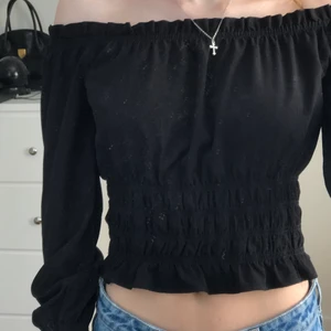 Svart off shoulder blus - Söt blus ifrån Bik Bok som inte kom till användning. Blusen är off shoulder med stretchigt tyg. (Nyskick) 