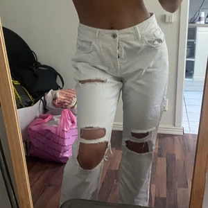 High waist jeans - High waist mom jeans från zara, nyskick storlek s/m passar även xs❤️