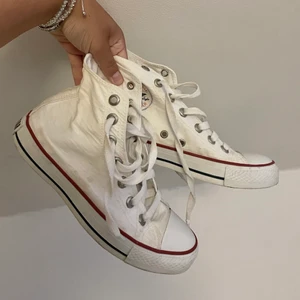 Vita Converse  - Vita Converse i storlek 36🤍 säljer pga för små för mig, De är lite använda som ni ser på bilderna, och en metallring sitter lite löst (3e bilden), men annars i hyfsat bra skick🤍 köparen står för frakten