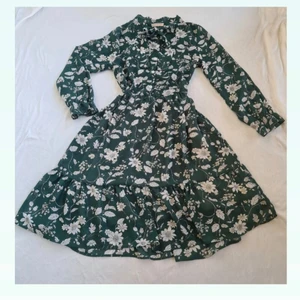Fin mörkgrön sommarklänning - Fin mörkgrön sommarklänning med blommönster.