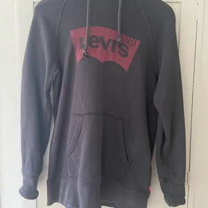 Levis hoodie xs - Hej, säljer nu min gamla svarta levis hoodie eftersom jag har växt ur den. Inte så mycket använd och den är i fint skick. Storlek xs (herrstorlek)
