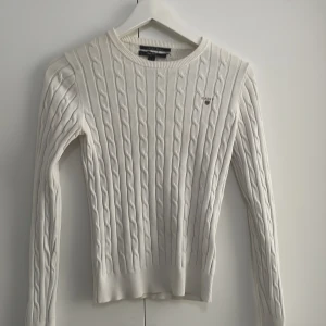 Äkta Gant kabelstickad tröja - Äkta vit gant kabelstickad tröja köpt på Johnells. Säljes pga för liten för mig. Storlek Xs, bra skick!