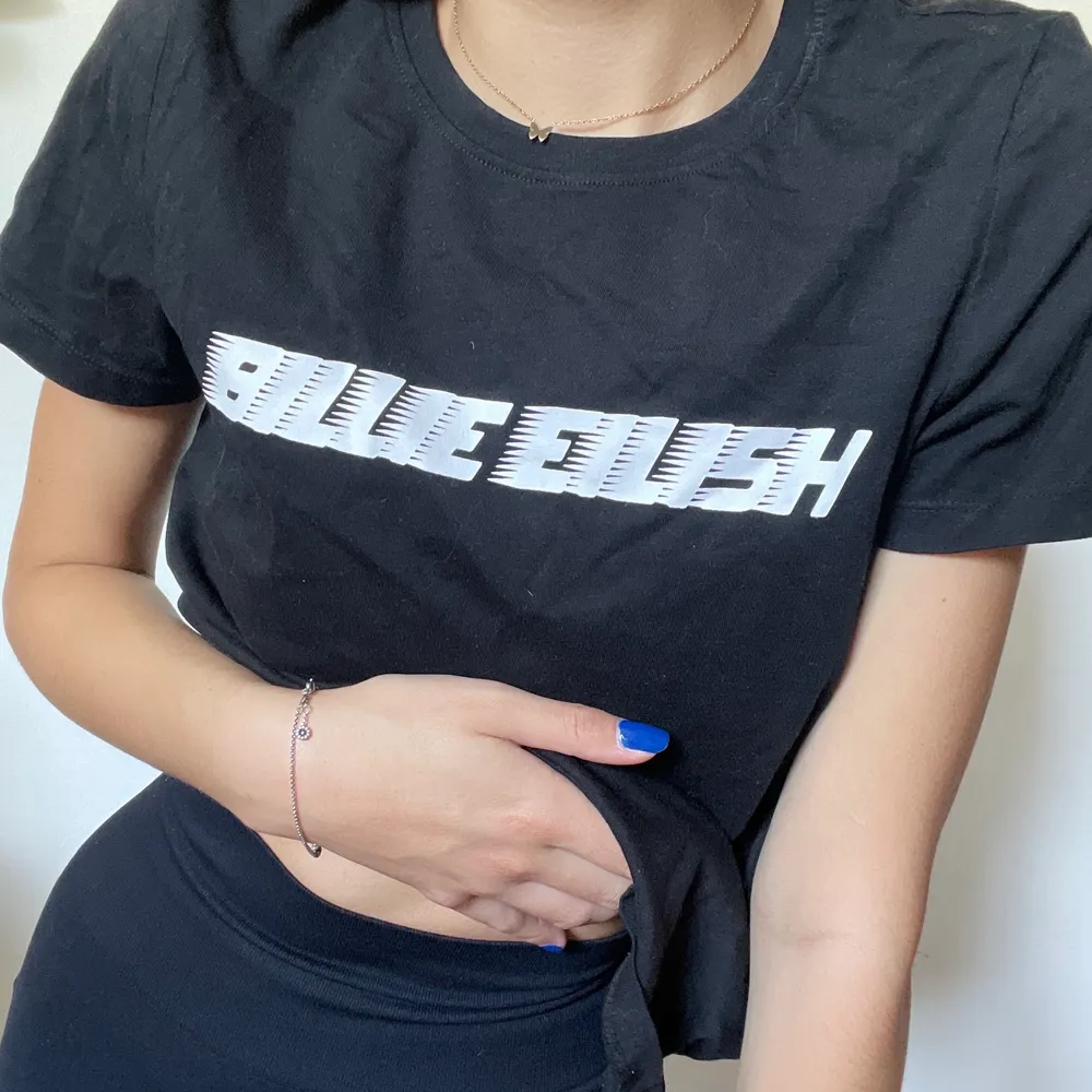 Billie Eilish t-shirt i svart med tryck på armen storlek: S. T-shirts.