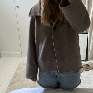 Kappa - INTRESSEKOLL på min jätte fina kappa i jätte bra skick! Storlek M men passar S och uppåt. Ny pris är 600kr säljer inte under 500kr! Skriv  om du är interisera. andra bilden är lånad💗