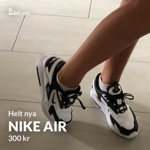 Nike air skor - Gud så fina dess skor är! Önskar så att jag kunde ha dem. Gått med dem inne 1 gång, så de är verkligen helt nya. Fråga gärna om ni undrar något🤍 passar 38-39,5