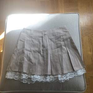 Jätte fin kjol från yesstyle, säljer pga att den var inte min stil. Andvänd en gång då jag provade den lappen finns kvar. tar bara betalt igenom swish!!!!