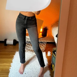 Svarta jeans - Från lager 157, sparsamt använda. Är 171 för referens. Pris går att diskutera och köparen står för frakten!