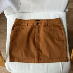 Kort kjol från Lindex stl 38.✨ Den har lite stretch i sig som är så skönt!