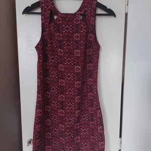 Rosa mönstrad klänning - Fin mönstrad klänning från Hollister. Säljer för får inte användning av den längre. Är loose-fit på mig som vanligen har st xs. Har dragkedja i sidan. 