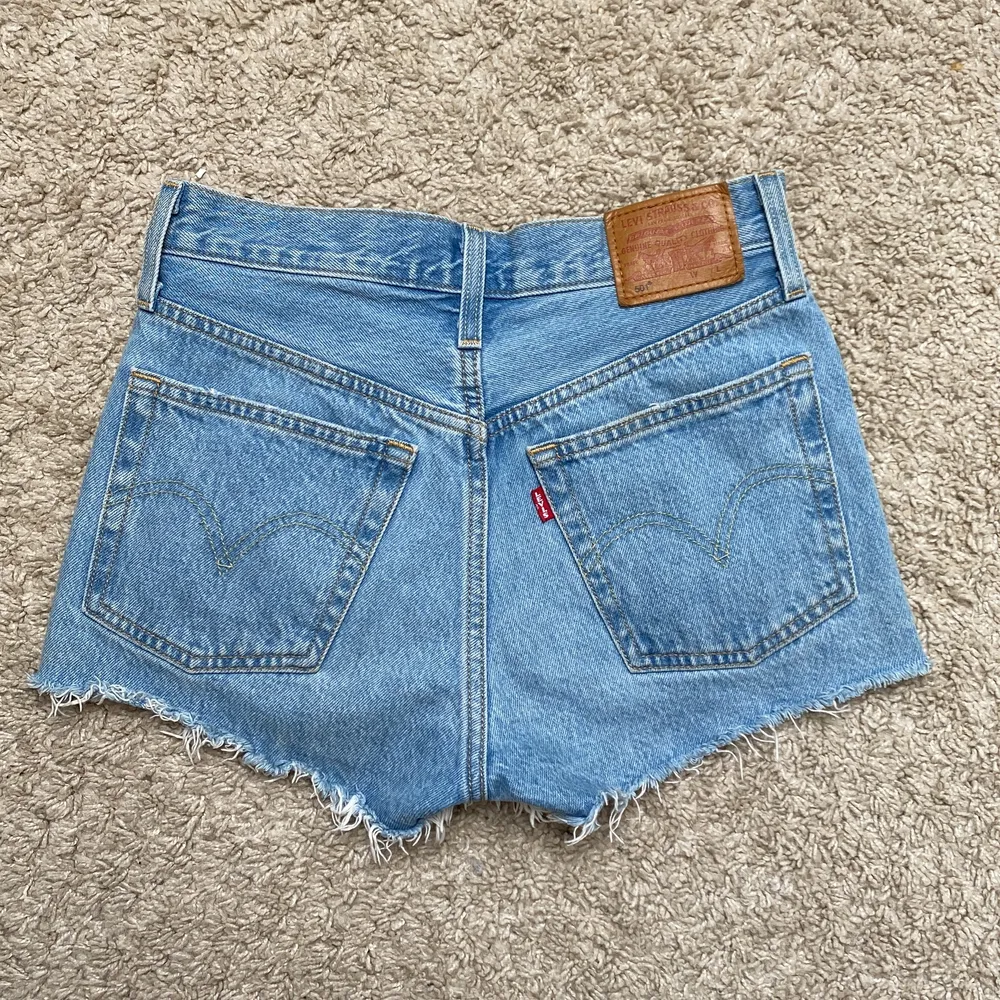 Säljer dom här skitsnygga levis shortsen för att dom tyvärr blivit för små, köpare står för frakten❤️. Shorts.