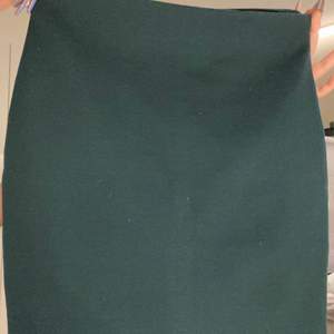 En mörkgrön jättefin kjol från cubus i storlek xs, säljer för att den inte kommer till användning längre.  Köparen står för frakten 💞