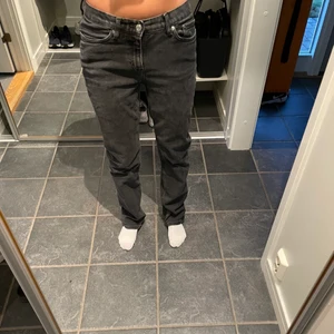 Weekday jeans modell twig - Säljer mina weekday jeans i modell Twig storlek 28/32, mid rise. Köptes för 1 år sedan men oanvända. Orginalpris va 500 men säljer för 200 kr nu! Köparen står för frakt!