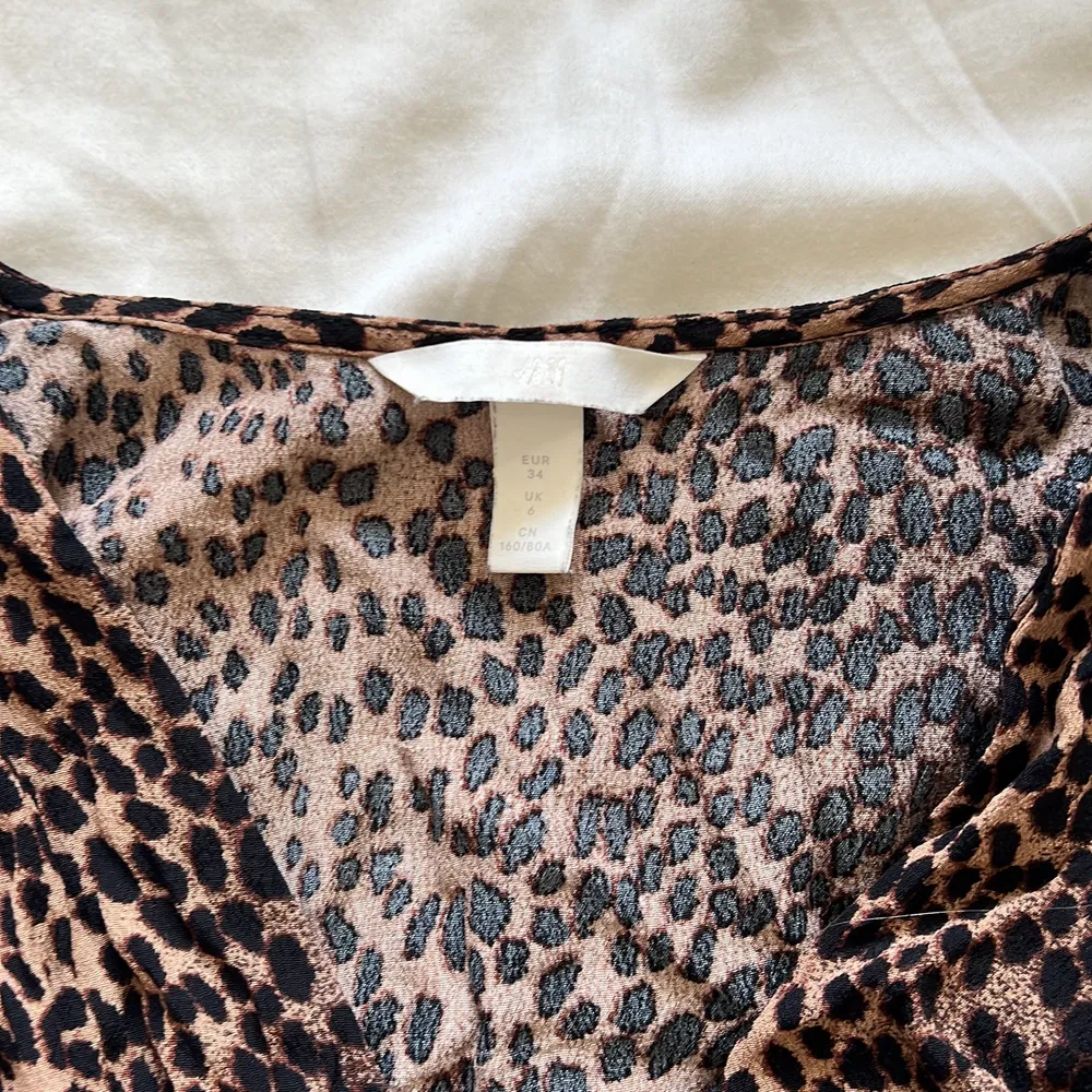 En söt leopardmönstrad blus från hm. Den har knytningar på sidan som en söt detalj. I fint skick utan defekter. Pris går att diskuteras!. Blusar.