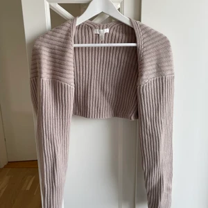 Stickad kofta/bolero H&M - Helt ny stickad beige kofta från H&M. Storlek S. 