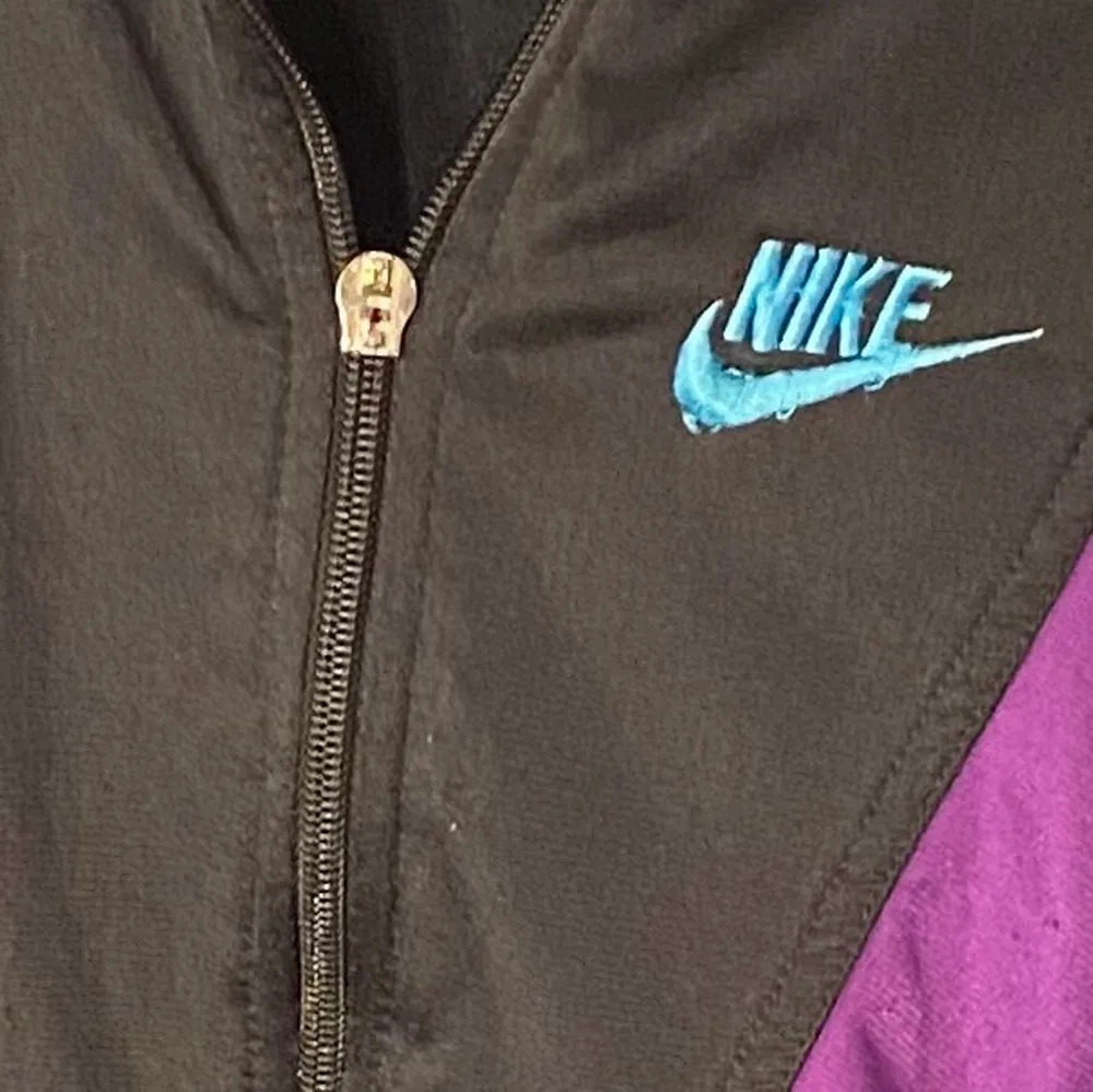 vintage nike tröja. dragkedjans ”handtag” har lossnad (sissta bilden) men går forf att använda dragkedjan som vanligt utan problem! . Hoodies.