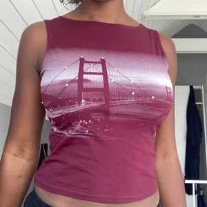 Printat linne - Snyggt linne i vinröd färg med print och rhinestones | Fint skick! (endast använt 1 gång) | Köpare står för frakt❣️