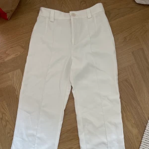 Vita byxor!  - Bra skick! Använda fåtal gånger! 