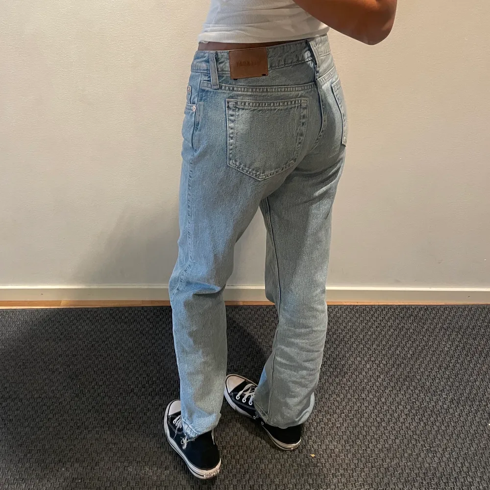 Säljer mina skitsnygga Weekday Arrow jeans i färgen summer blue 💞💞 Jag har sprättat upp jeansen längst ner för att få de lite längre 🫶🏽 Kontakta mig för fler bilder 🥰. Jeans & Byxor.