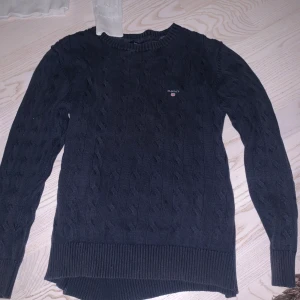 Kabelstickad gant - Storlek 158/164 Köpt för runt 1000kr Bra skick Möts och fraktas 