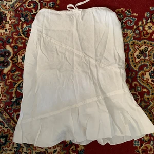 lågmidjad linnekjol men snöre  - jättefin lågmidjad linnekjol med justerbart snöre runt midjan ❤️ storlek XS-S och är vintage ❤️