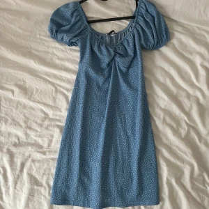 blå klänning - gullig klänning från stradivarius köpt på ASOS, aldrig använd❤️‍🔥