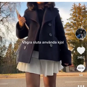 marinblå kappa - kort marinblå kappa från h&m perfekt nu till hösten! Storlek 36 passar allt den Xs-m beroende på hur man vill att den ska sitta💗 Skickar spårbarfrakt☺️ blev köpt för dirket priset nu!!