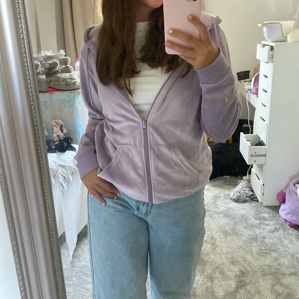 Säljer denna lila zip hoodie, har typ använt den en gång här hemma annars är den helt ny! Det är bra kvalitet på den och dragkedjan är enkel att dra upp👍🏼Vet inte  nypriset på den eftersom jag fick den för längesedan. . Hoodies.