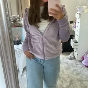 Säljer denna lila zip hoodie, har typ använt den en gång här hemma annars är den helt ny! Det är bra kvalitet på den och dragkedjan är enkel att dra upp👍🏼Vet inte  nypriset på den eftersom jag fick den för längesedan. 