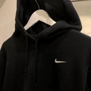 Nike tröja  - Köpte tröjan här på plick för 300kr i storlek M i mycket bra skick säljer den nu för 200kr då den inte kommit till så mycket användning, jag har vanligt storlek S men den sitter bra på mig💓 kontakt vid frågor eller för fler bilder🥰