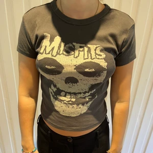 T-shirt med tryck  - En cool t-shirt från hm, den är superskön! köparen står för frakten💞