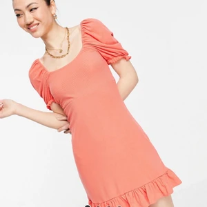 Klänning från vero Moda  - Jättefin klänning från Vero Moda med prislappen kvar, säljer då den aldrig kommit till användning, endast testad, aldrig använd. Nypris 274kr på ASOS, säljer för 150kr köparen står för frakt 