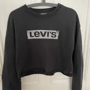 En supersnygg Levis tröja med glitter detaljer runt texten🤩