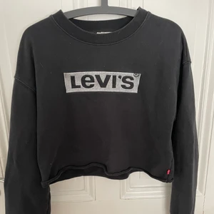 Levis tröja  - En supersnygg Levis tröja med glitter detaljer runt texten🤩
