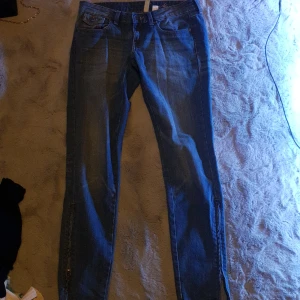 Jeans - Lågmidjade jeans med slits/dragkedja nertill från mango jeans i strlk 36, 80kr +frakt