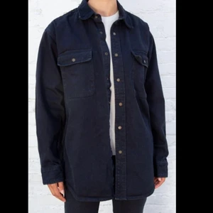 Nancy Shirt jacket - Brandy Melville - En tjock jeansjacka från Brandy Melville med mörkblå manchester-krage. Superfint skick! Tror originalpriset låg på cirka 500kr. Har inte använt på 2 år så är dags för mig att sälja den! 🥰❤️