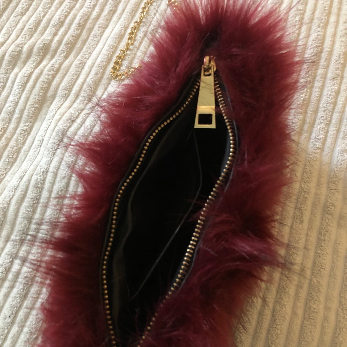Mörkröd fuskpäls axelväska  - 90