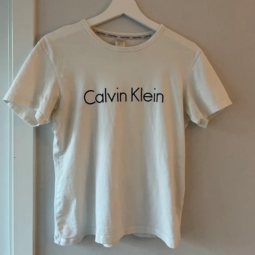 Basic Calvin Klein T-shirt. Använd men inget som märks på tröjans kvalitet. Storlek XS, men möjligen lite större. Jag brukar ha S i överdelar. Nypris: 400kr. T-shirts.