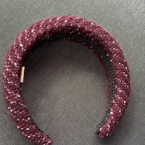 Beck söndergaard diadem - Säljer ett jättefint diadem från beck söndergaard!⚡️Aldrig använt! Köpte för 120 kr och säljer för 50 kr! Lite noppig men det är nog meningen för den kom så💕Kontakta för för bilder elr frågor!💕✨Köparen står för frakt 