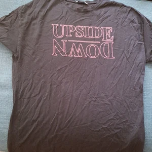 Oversised stranger things t- shirt - En jätte fin stranger things t- shirt som jag tyvärr inte har användning för längre💗