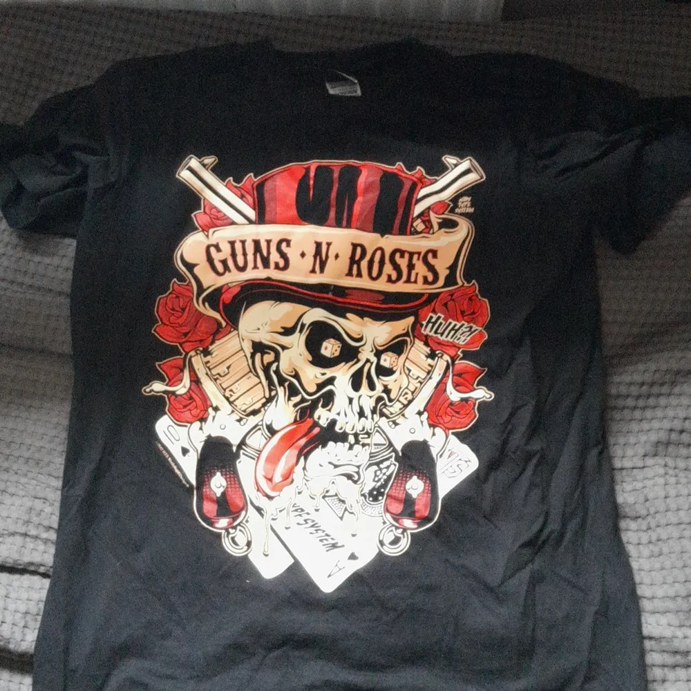 Anvönda aldrig längre, en misfits och två guns n roses, dem två första e XL och den sista är L.   Bild 1: 200kr Bild 2: 200kr Bild 3: 50kr  Kan få alla för 350kr. T-shirts.