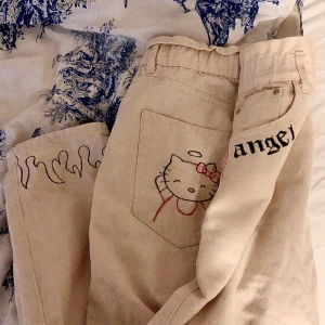 Unika jeans då jag designat själv! - Dom passar storlek M och är ifrån pull and bear. Men har designat dom själv med pennor som är menat för tyg. Så ska hålla i tvätten. Säljer då jag inte gillar hur dom sitter på mig💗