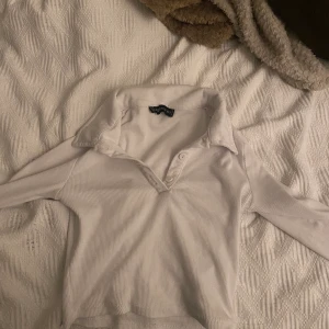 Långärmad med knappar - tröja