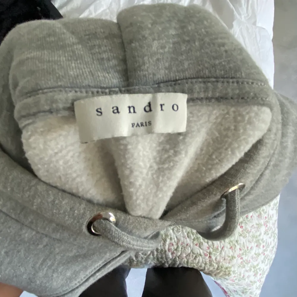 Säljer en av mina favoriter i min garderob! Cool, unik hoodie från Sandro i storlek S. 🪄🧨. Tröjor & Koftor.