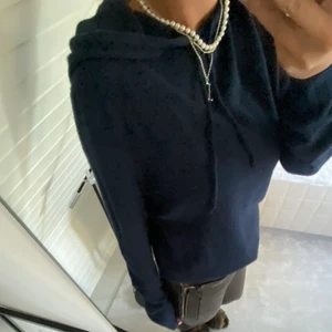 Soft Goat hoodie - Hoodie i 100% kashmir från Soft Goat. Storlek M och jättemysig, använd max 3 gånger 💛🧡 KÖP EJ DIREKT HAR PROBLEM MED BANK ID OCH KAN EJ FRAKTA 